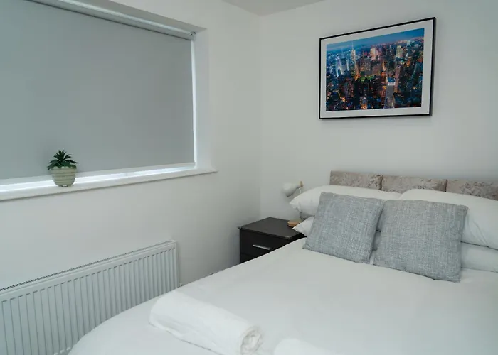 Double 4Feet Bedroom Near Etihad And Coop Live With Free Parking, Shared Kitchen & Bathroom