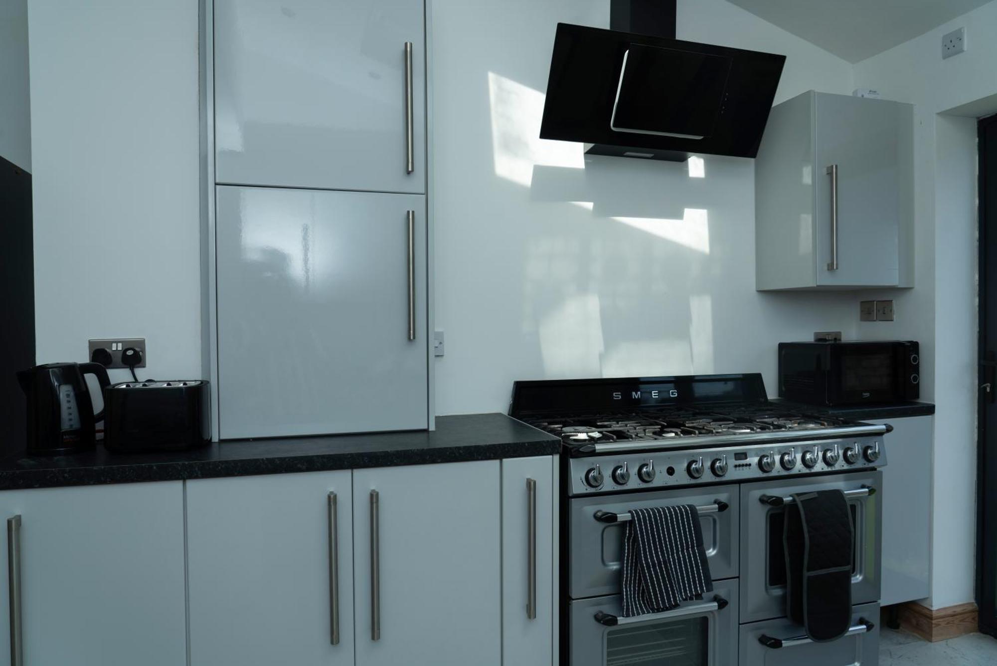 Guest house Double Bedroom Near Etihad And Coop Live With Free Parking, Shared Kitchen & Bathroom