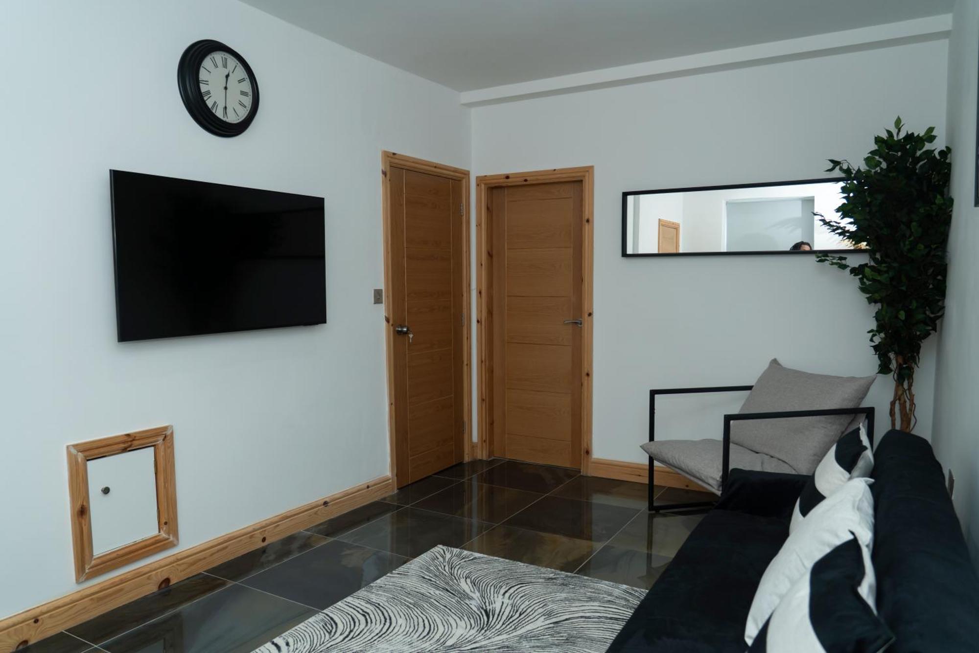 Casa de hóspedes Double 4Feet Bedroom Near Etihad And Coop Live With Free Parking, Shared Kitchen & Bathroom *