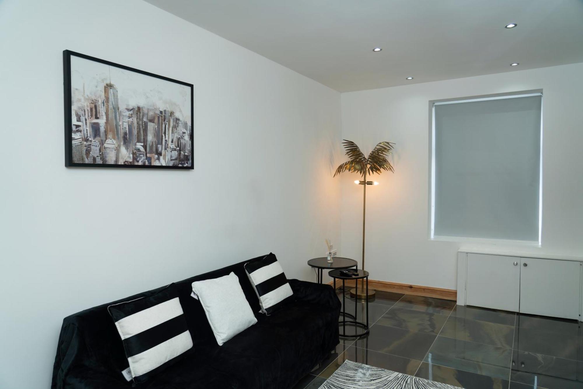 Double 4Feet Bedroom Near Etihad And Coop Live With Free Parking, Shared Kitchen & Bathroom *