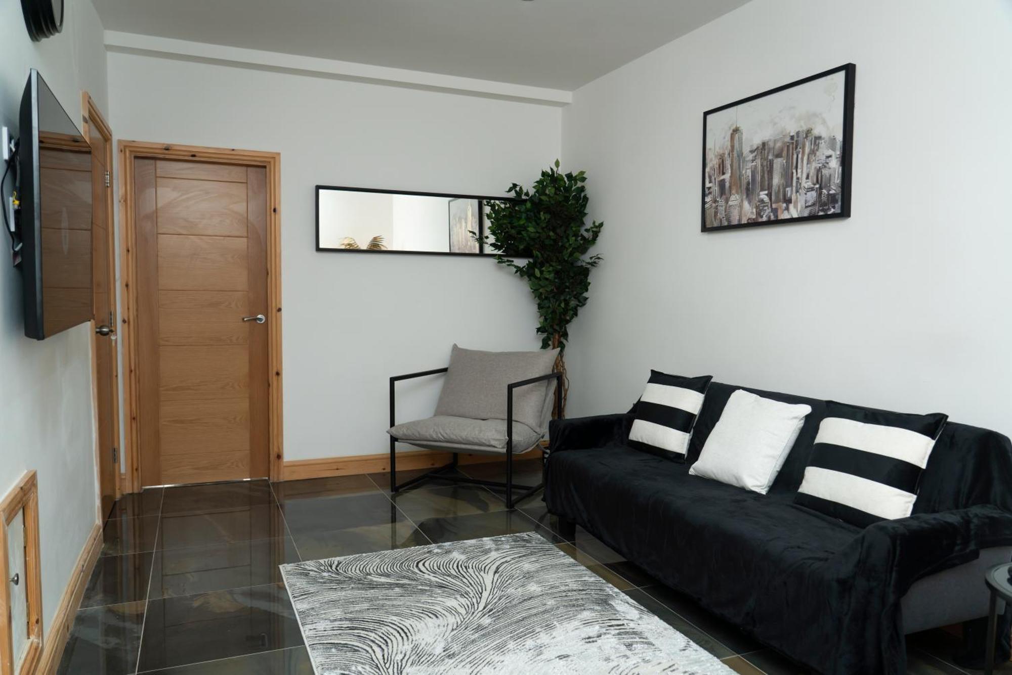Double Bedroom Near Etihad And Coop Live With Free Parking, Shared Kitchen & Bathroom * Manchester