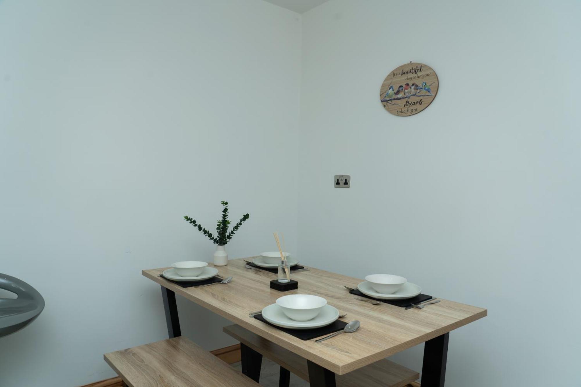 Double Bedroom Near Etihad And Coop Live With Free Parking, Shared Kitchen & Bathroom