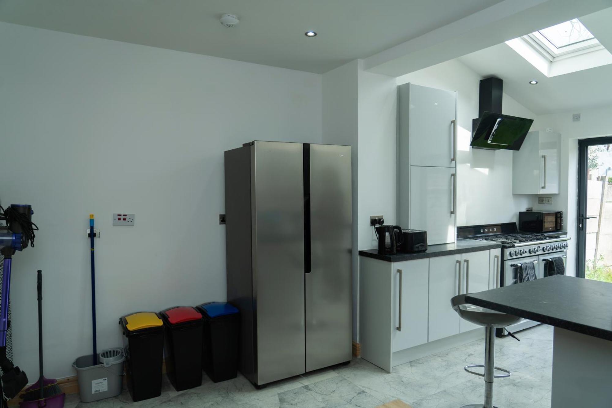 Double 4Feet Bedroom Near Etihad And Coop Live With Free Parking, Shared Kitchen & Bathroom *