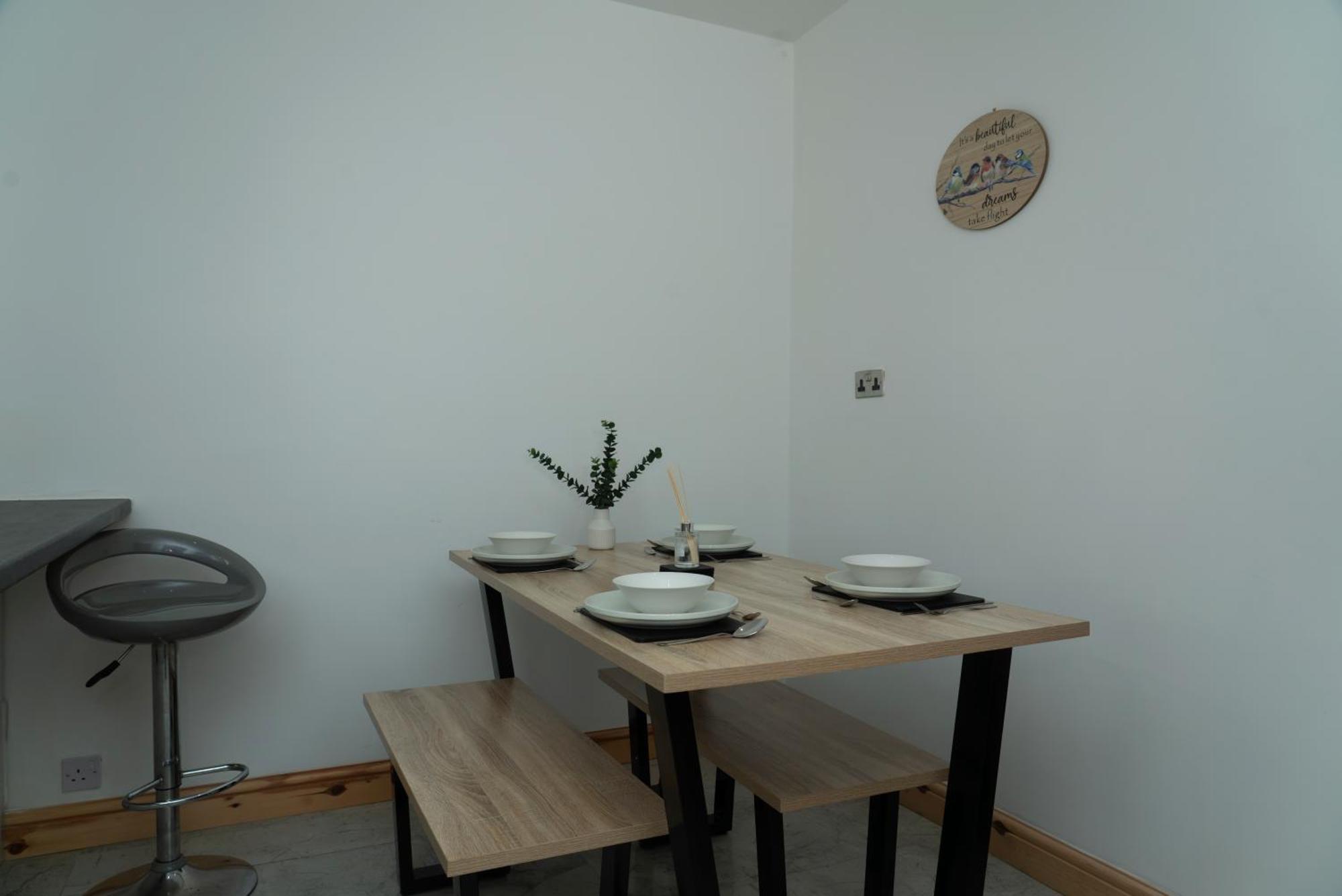 Double Bedroom Near Etihad And Coop Live With Free Parking, Shared Kitchen & Bathroom * Manchester