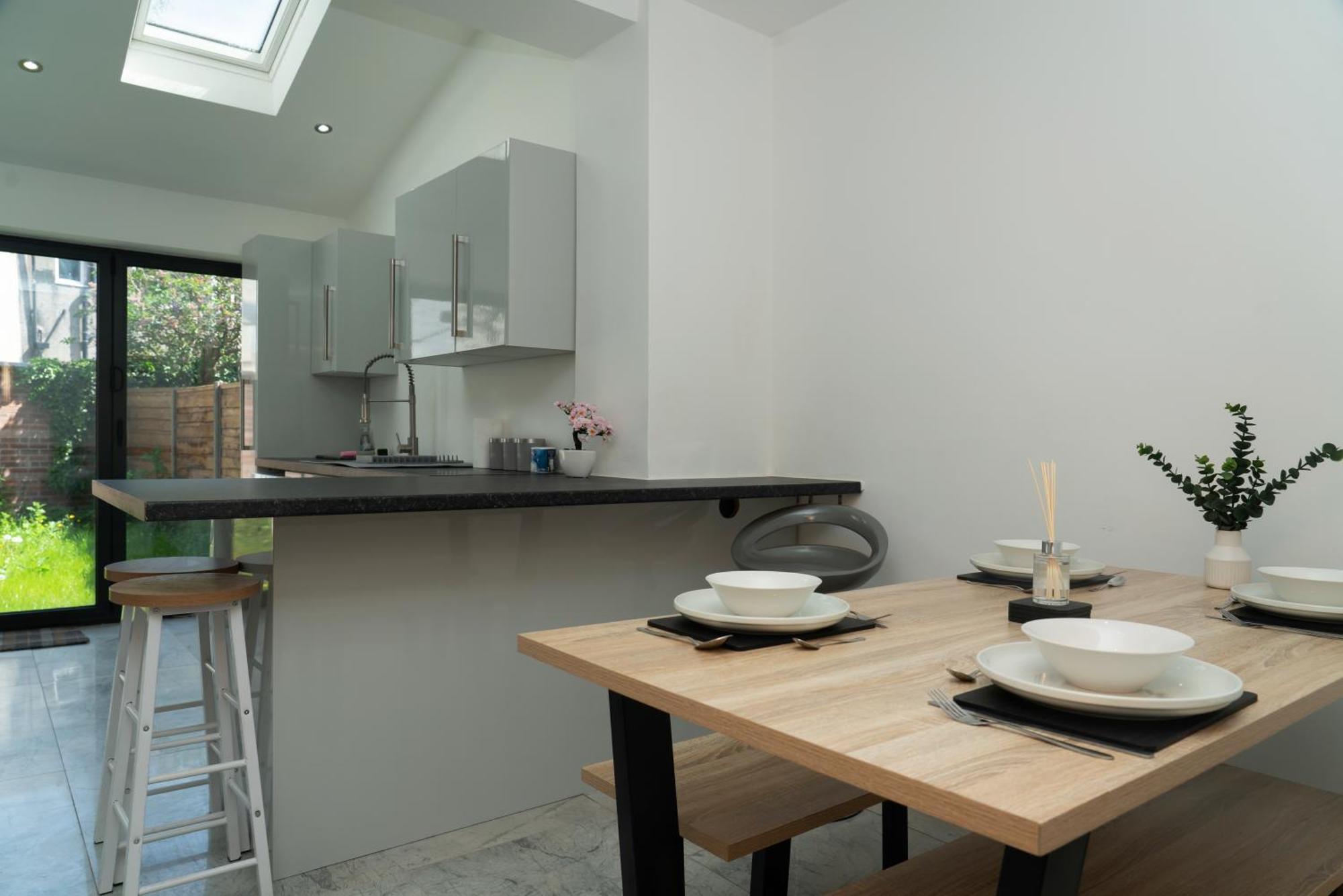 Double 4Feet Bedroom Near Etihad And Coop Live With Free Parking, Shared Kitchen & Bathroom