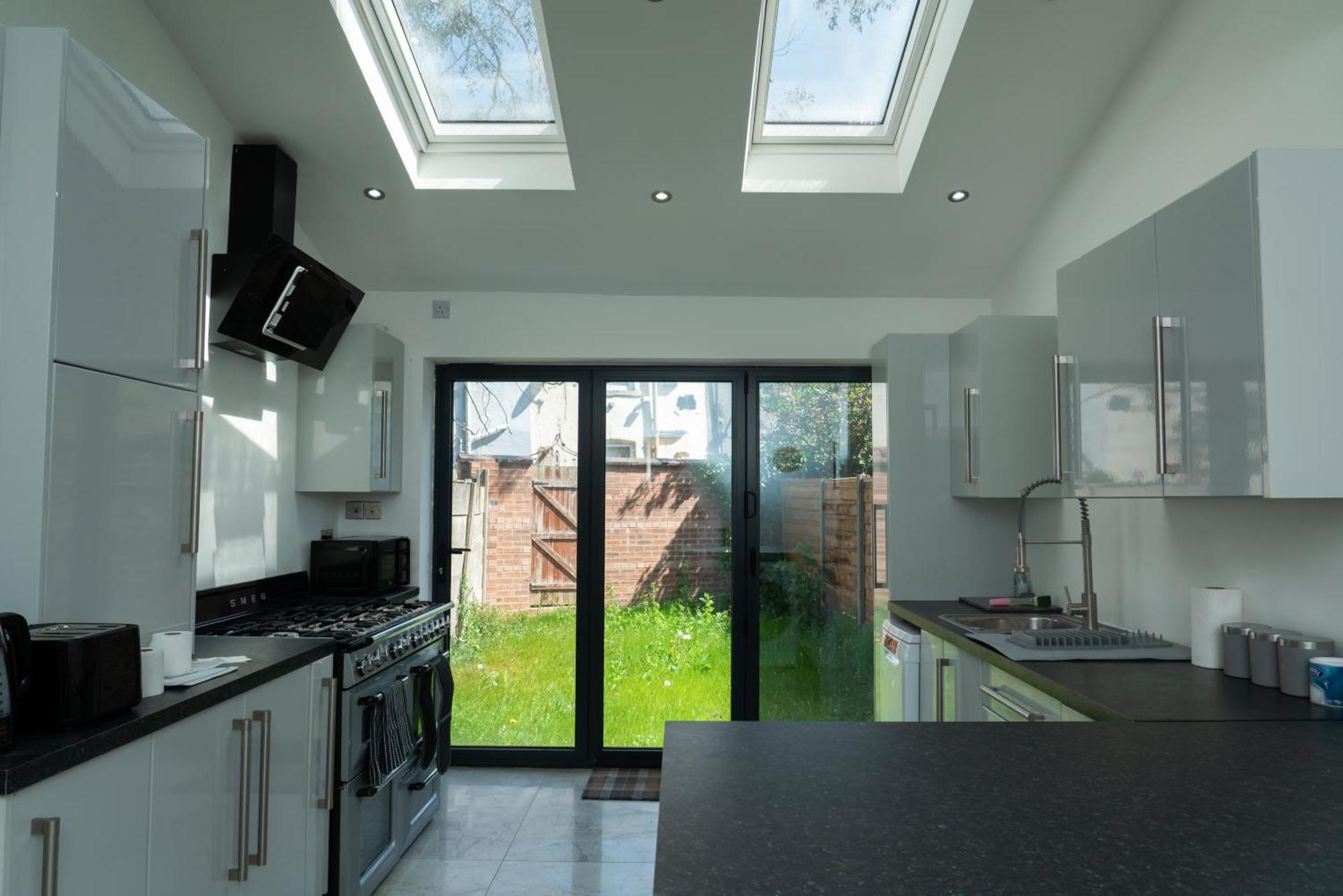 Casa de hóspedes Double 4Feet Bedroom Near Etihad And Coop Live With Free Parking, Shared Kitchen & Bathroom