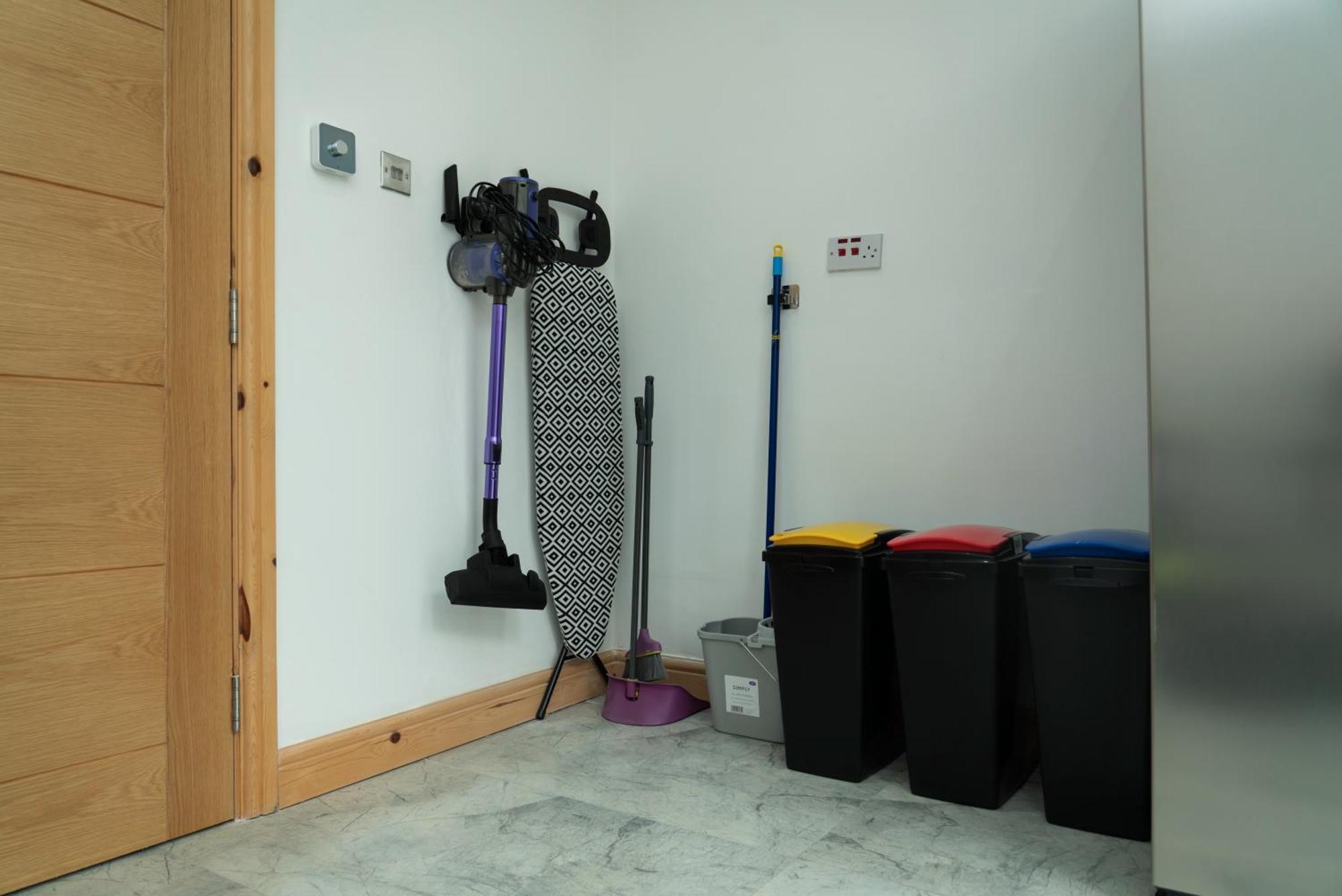 Casa de hóspedes Double 4Feet Bedroom Near Etihad And Coop Live With Free Parking, Shared Kitchen & Bathroom