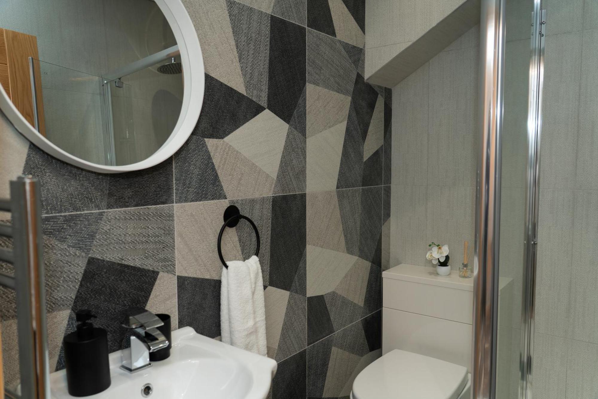 Guest house Double Bedroom Near Etihad And Coop Live With Free Parking, Shared Kitchen & Bathroom *