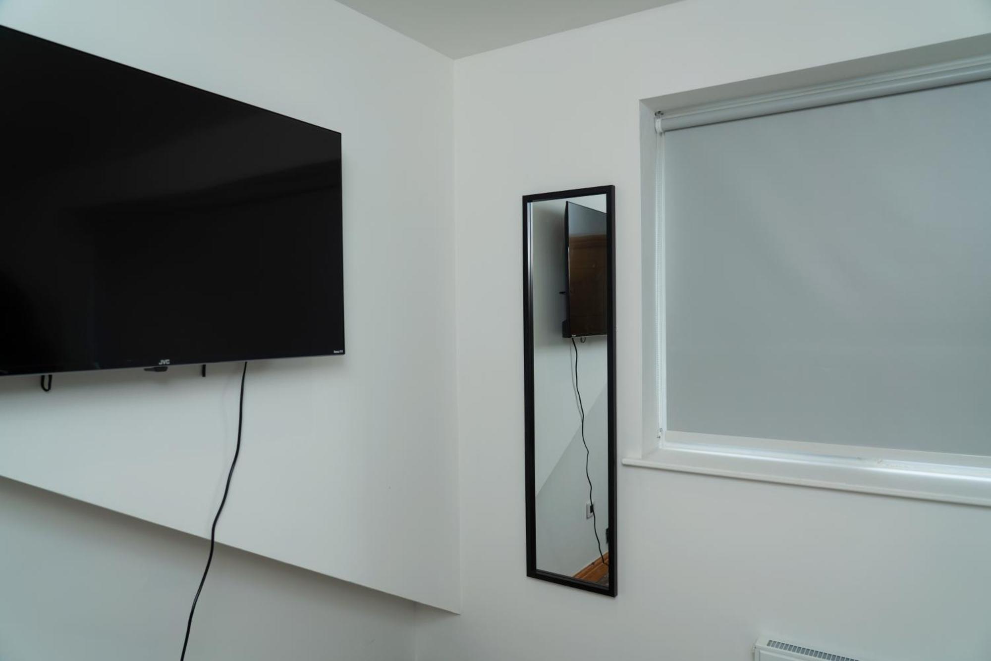 Double 4Feet Bedroom Near Etihad And Coop Live With Free Parking, Shared Kitchen & Bathroom *
