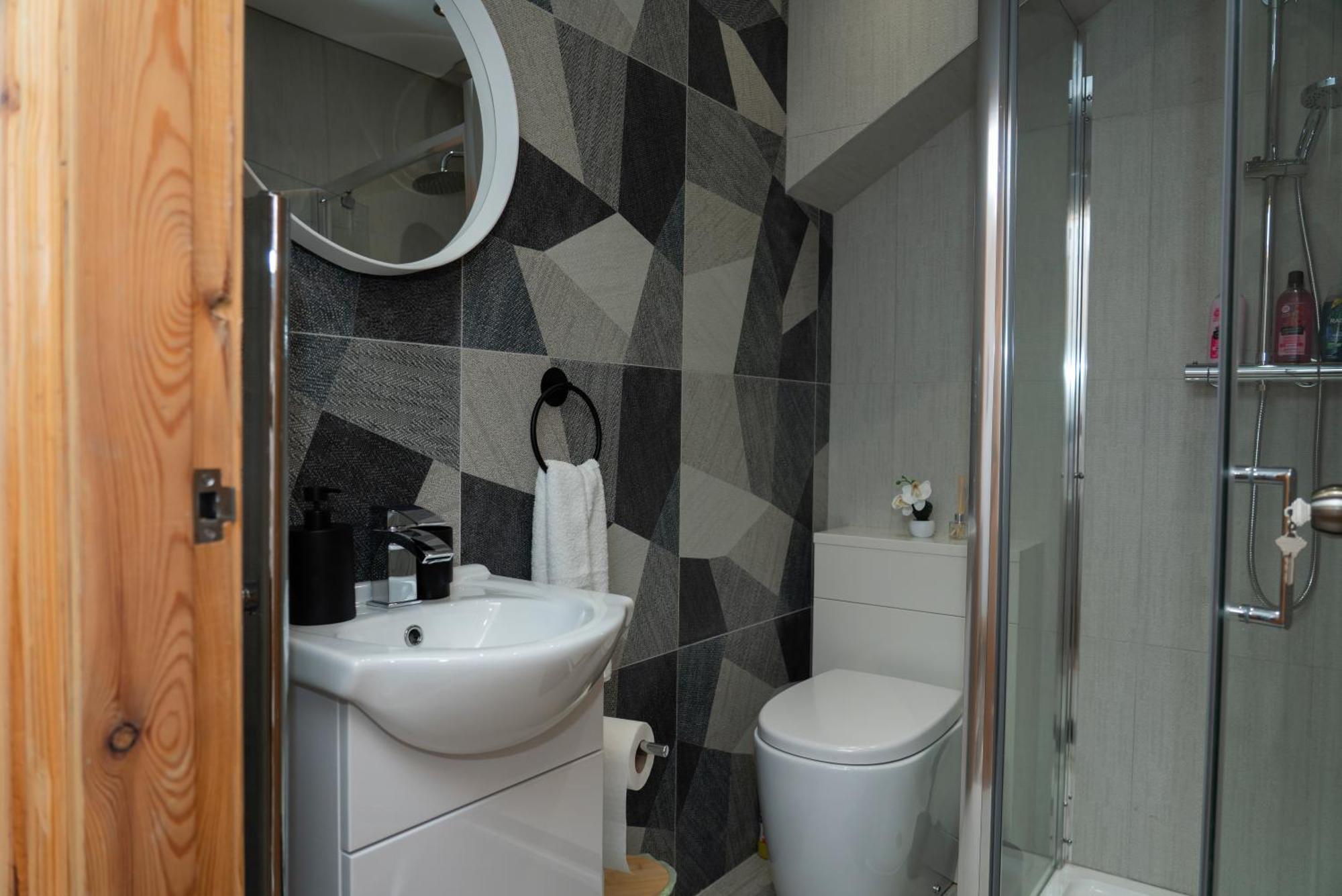 Double 4Feet Bedroom Near Etihad And Coop Live With Free Parking, Shared Kitchen & Bathroom *