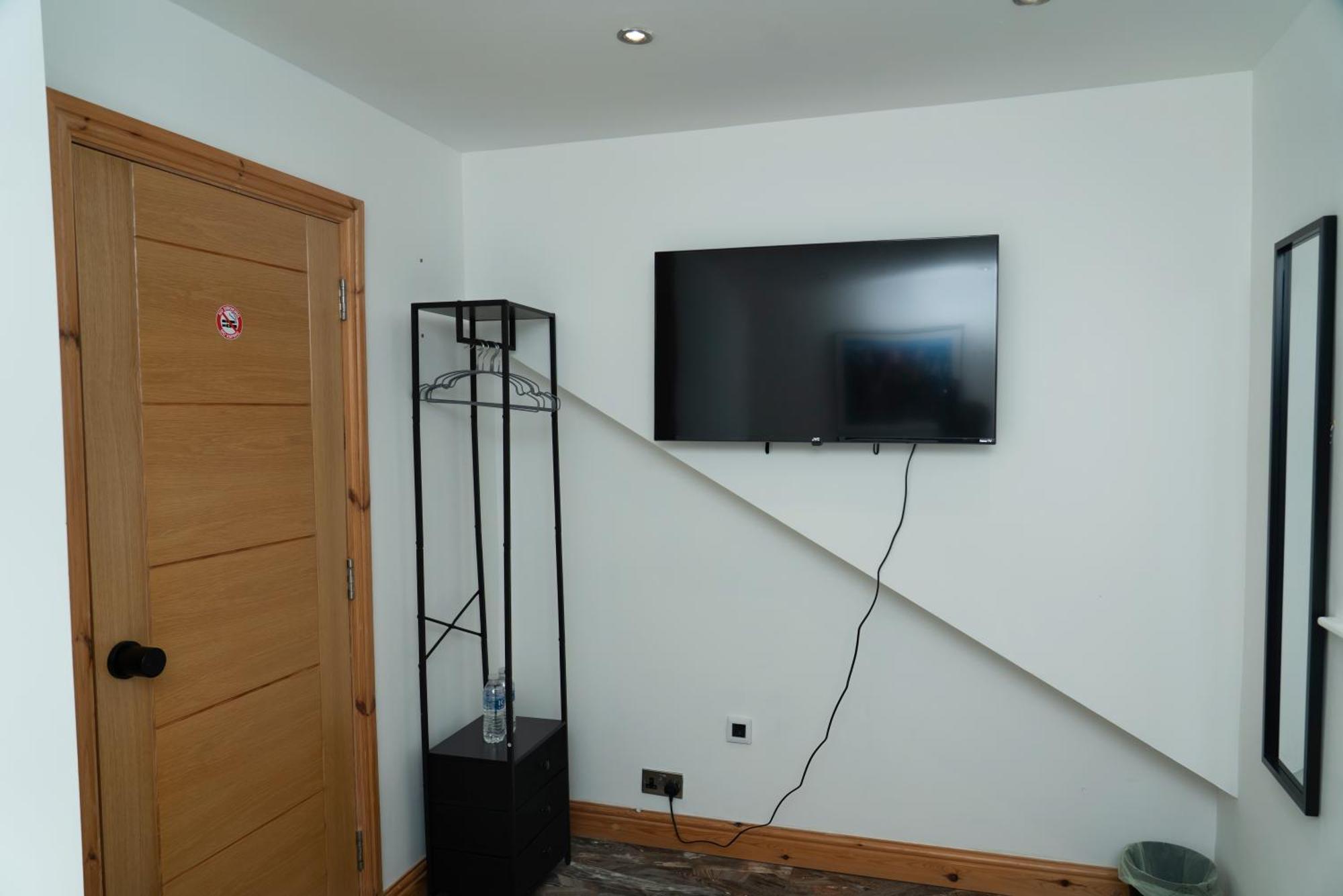 Double 4Feet Bedroom Near Etihad And Coop Live With Free Parking, Shared Kitchen & Bathroom Casa de hóspedes Manchester