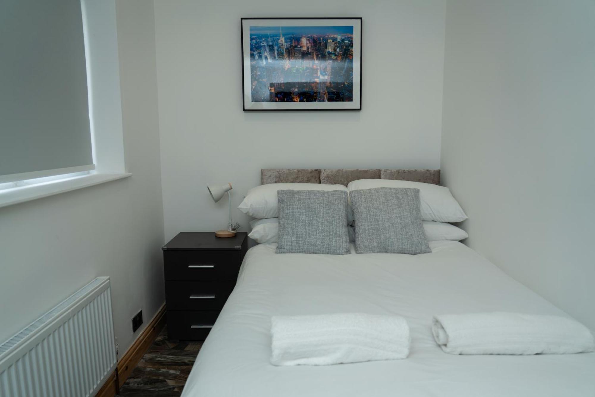 Double 4Feet Bedroom Near Etihad And Coop Live With Free Parking, Shared Kitchen & Bathroom Casa de hóspedes *